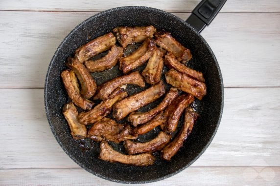 Свиные ребрышки в медово-соевом соусе на сковороде – фото приготовления рецепта, шаг 5