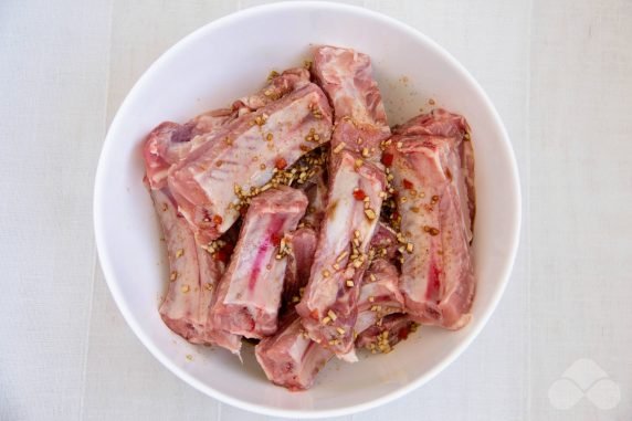 Свиные ребрышки с соевым соусом на сковороде – фото приготовления рецепта, шаг 2