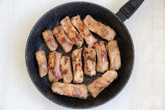 Свиные ребрышки с соевым соусом на сковороде – фото приготовления рецепта, шаг 3