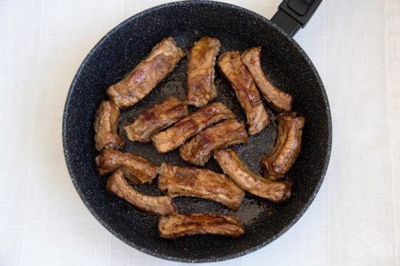 Свиные ребрышки с соевым соусом на сковороде – фото приготовления рецепта, шаг 4