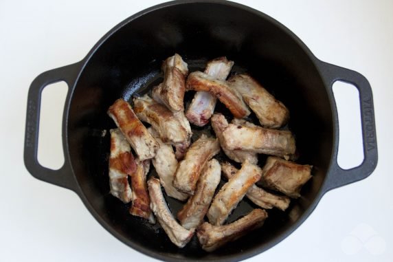 Свиные ребрышки с картошкой в казане на плите – фото приготовления рецепта, шаг 1