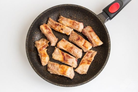 Свиные ребрышки с картошкой на сковороде – фото приготовления рецепта, шаг 2