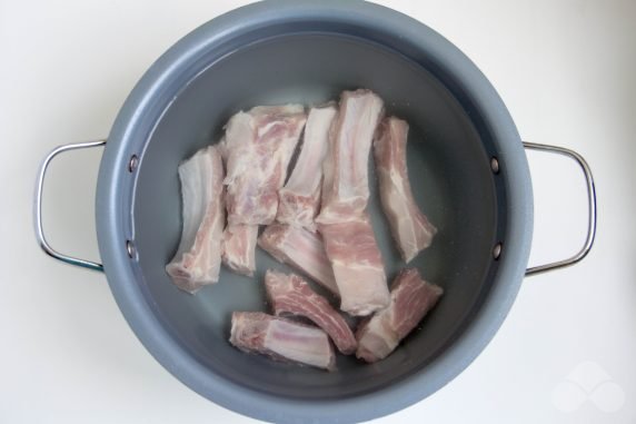 Суп из свиных ребрышек с картошкой – фото приготовления рецепта, шаг 1