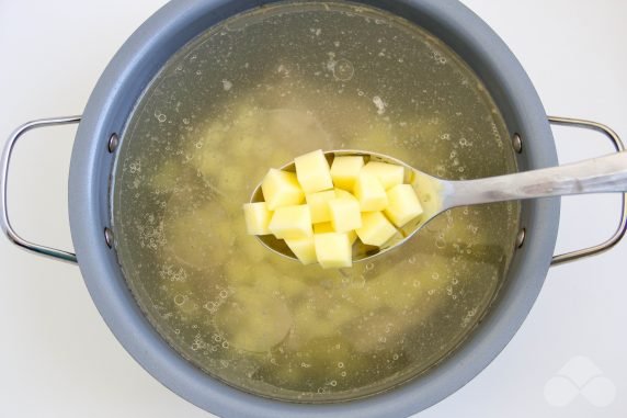 Суп из свиных ребрышек с картошкой – фото приготовления рецепта, шаг 2