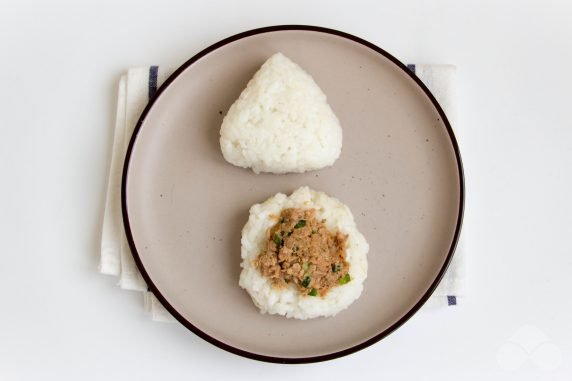 Онигири без рисового уксуса – фото приготовления рецепта, шаг 4