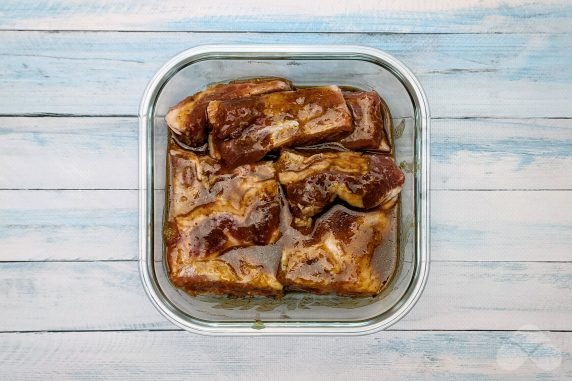 Свиные ребрышки в духовке с соевым соусом – фото приготовления рецепта, шаг 3
