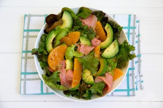 Салат с лососем и авокадо – фото приготовления рецепта, шаг 5
