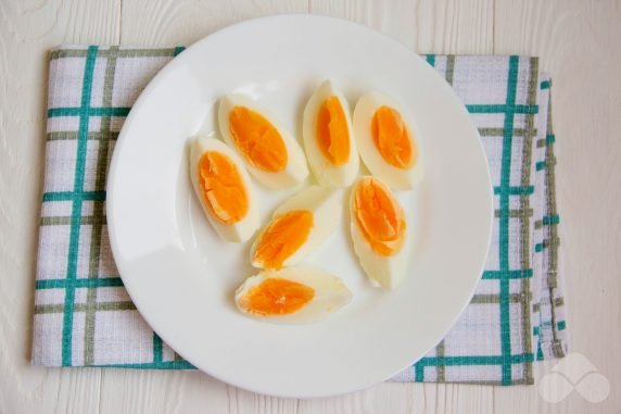 Салат из огурцов и авокадо с яйцом – фото приготовления рецепта, шаг 2