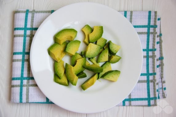 Салат из огурцов и авокадо с яйцом – фото приготовления рецепта, шаг 3