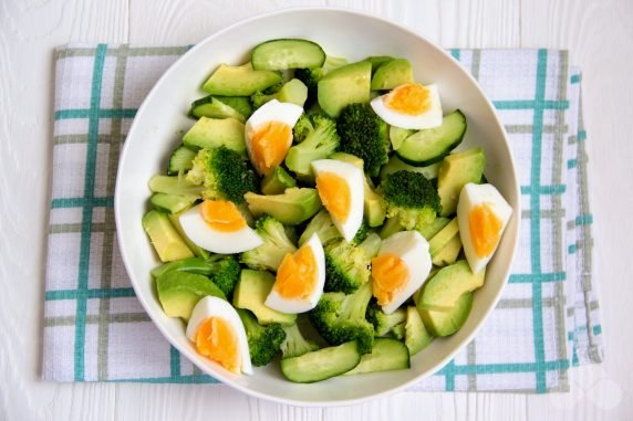 Салат из огурцов и авокадо с яйцом – фото приготовления рецепта, шаг 4