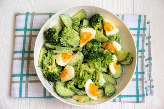 Салат из огурцов и авокадо с яйцом – фото приготовления рецепта, шаг 5