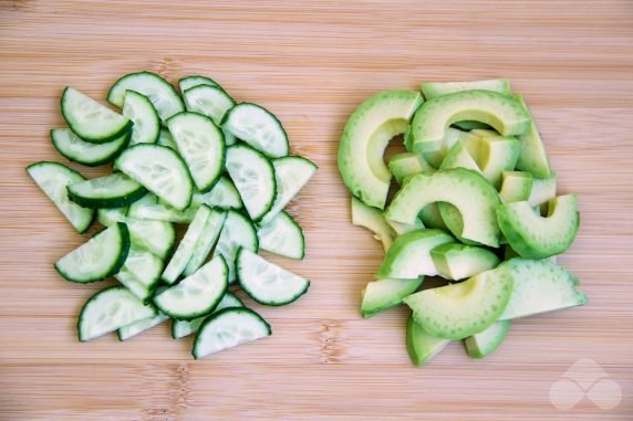 Салат с креветками авокадо и огурцом – фото приготовления рецепта, шаг 2