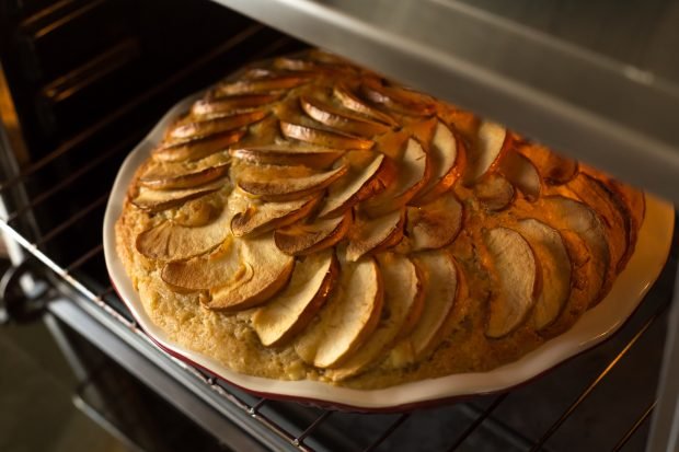 Шарлотка с яблоками в духовке - очень простой рецепт с пошаговыми фото