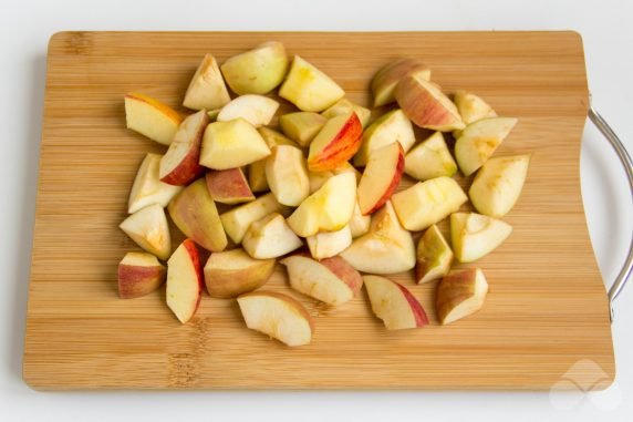 Шарлотка на кефире с яблоками в духовке – фото приготовления рецепта, шаг 5