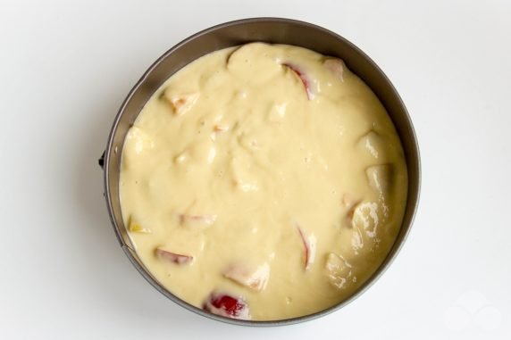 Шарлотка на кефире с яблоками в духовке – фото приготовления рецепта, шаг 7