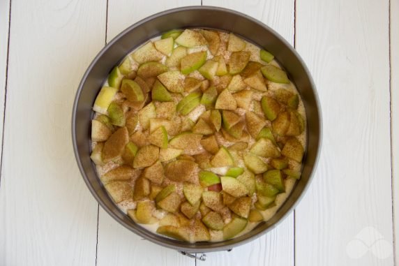 Шарлотка с яблоками без сахара – фото приготовления рецепта, шаг 7