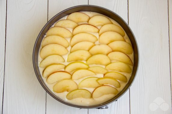 Шарлотка с яблоками без сахара – фото приготовления рецепта, шаг 8