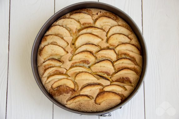 Шарлотка с яблоками без сахара – фото приготовления рецепта, шаг 9