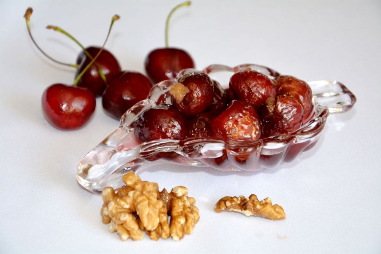 Cherry jam with walnuts