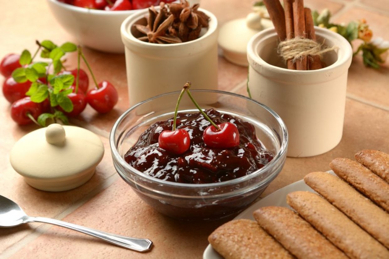 Pitted cherry jam and gelatin