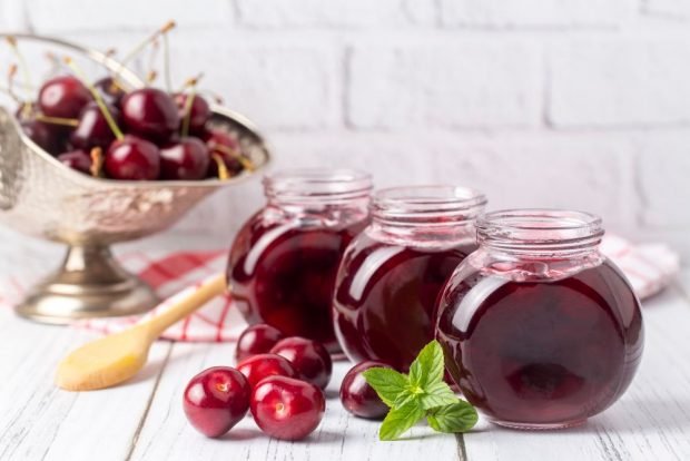 Cherries in syrup for the winter