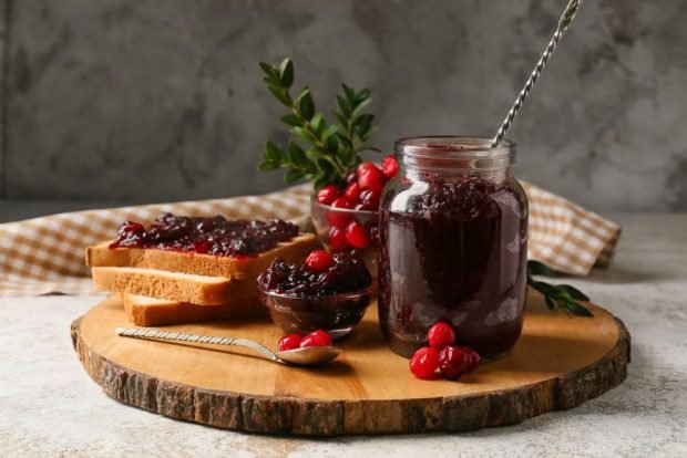 Thick five-minute cranberry jam without sterilization
