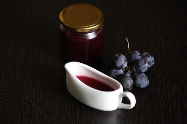 Jam from Isabella grapes with seeds
