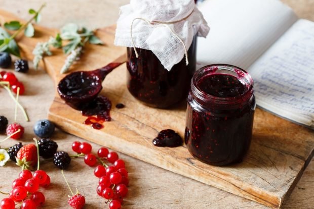Raspberry jam with blackcurrant