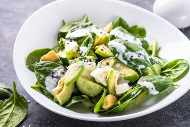 Salad with avocado, cucumber and egg