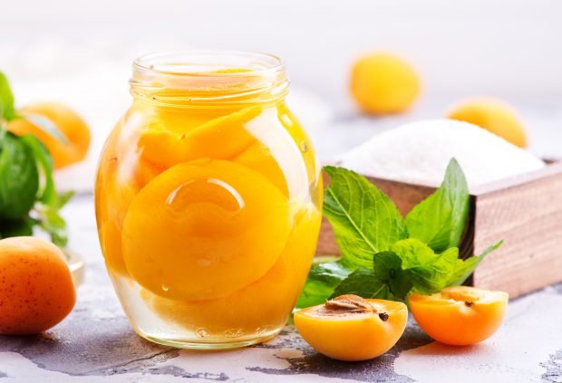 Apricot halves in syrup for the winter without sterilization