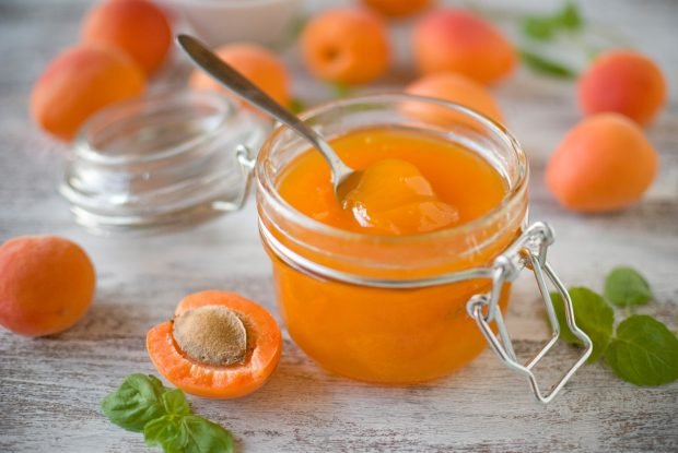 Thick pitted apricot jam
