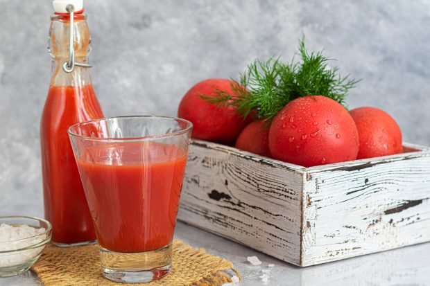 Tomato juice through a juicer for the winter