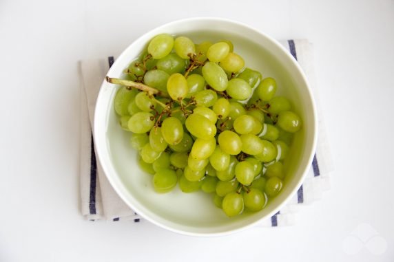 Маринованный виноград как оливки на зиму – фото приготовления рецепта, шаг 1