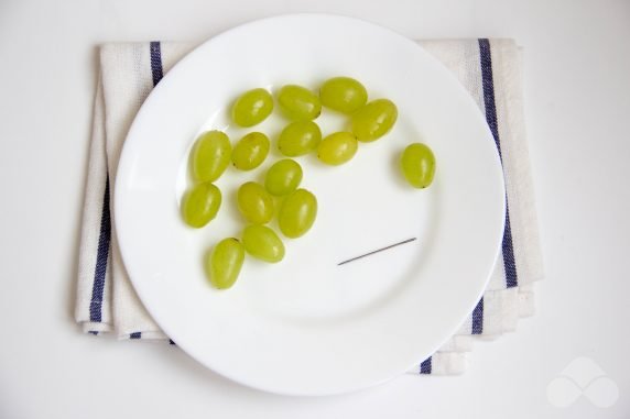 Маринованный виноград как оливки на зиму – фото приготовления рецепта, шаг 2