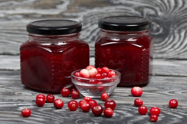 Grated cranberries with sugar for the winter
