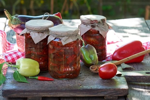 Как приготовить Салат из жаренных баклажанов с помидорами и чесноком рецепт пошагово