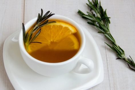 Чай с розмарином и апельсином