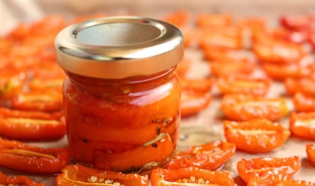 Вяленые помидоры в духовке с маслом и чесноком на зиму