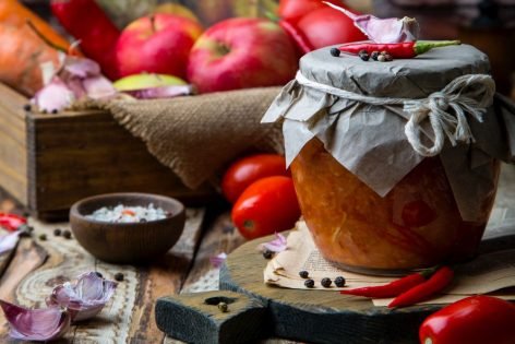 Аджика из перца и помидоров с яблоками на зиму