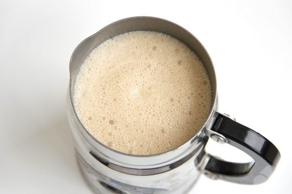 Кокосовый раф кофе – фото приготовления рецепта, шаг 3