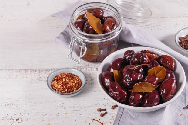 Pickled plums with cloves