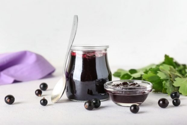 Blackcurrant jam in a pan