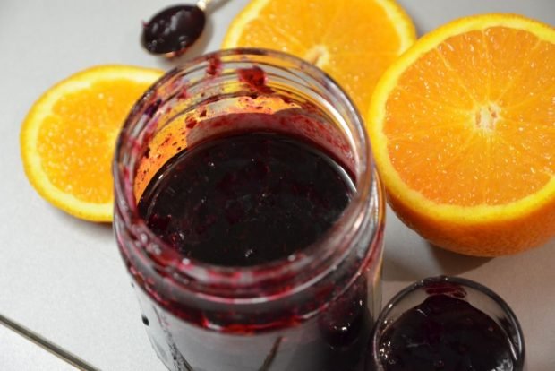 Blackcurrant jam with orange