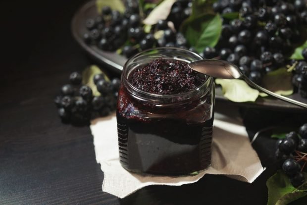 Chokeberry jam with cherry leaf