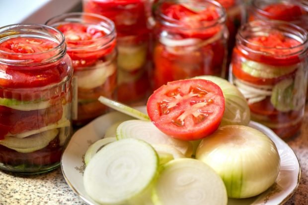 Tomatoes in jelly with onions for the winter