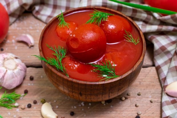 Tomatoes in their own juice with garlic for the winter