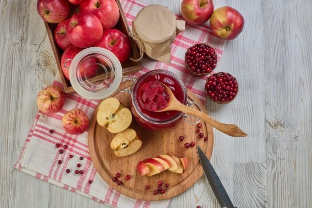 Варенье из брусники с яблоками и грецкими орехами