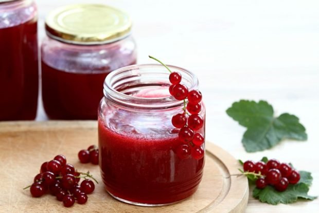 Red currant sauce with garlic and basil for meat