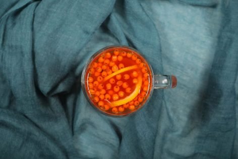 Чай из замороженной облепихи с апельсином