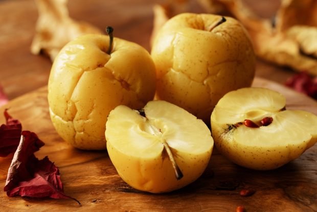 Яблоки с медом и орехами